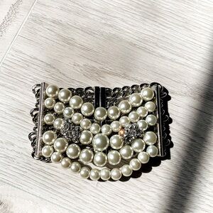 Givenchy fashion pearl bracelet, non tarnish.